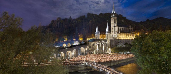 Procession_aux_flambeaux_2014_BD____P._Vincent__-_OT_Lourdes